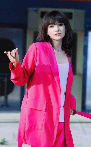 身穿粉紅色西裝外套的女性在戶外做出手勢 — 可愛粉色女孩 壁紙