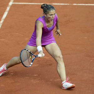 女網球運動員在紅土場上持拍猛衝 — 運動 壁紙