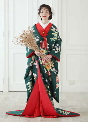 穿著傳統日本和服的女士，在室內手持乾花花束。 — 日式龍 壁紙