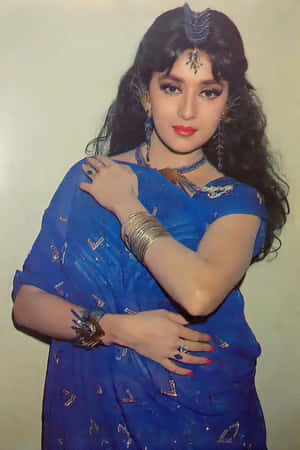 身穿藍色紗麗佩戴金色珠寶的女性為肖像擺姿勢 — Maa Durga 壁紙
