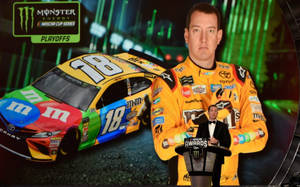 身穿M&M's賽車服的NASCAR車手，在頒獎典禮上站在他的18號賽車旁。 — Vans 標誌 壁紙