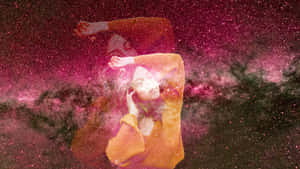 身穿黃色毛衣的女性漂浮在粉紅色星空 — 宇宙 壁紙