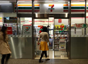 女士在夜間走進7 Eleven店鋪 — 7-ELEVEN 壁紙