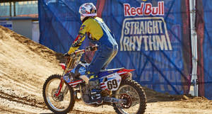 越野機車車手在Red Bull Straight Rhythm活動中騎越野機車。 — 巴布風機車 壁紙