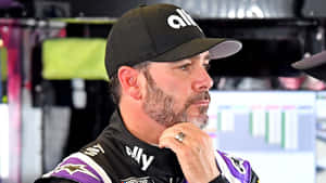 NASCAR車手穿著賽車裝備在車庫思考 — 賽車 壁紙