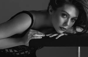 一位身穿黑色內衣的女性在工作室肖像中以直接的眼神擺姿勢。 — 黛安·克魯格 壁紙