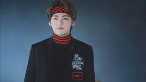 年輕男子身穿黑色西裝外套，帶有玫瑰補丁和紅色條紋高領毛衣。 — 可愛的防彈少年團 壁紙