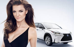 在攝影棚環境中，一位身穿黑色連衣裙的女士站在銀色Lexus SUV旁邊。 — 凌志 壁紙