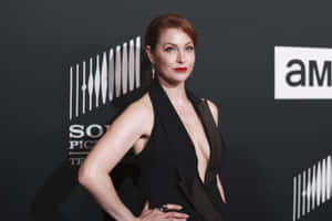 身穿黑色連衣裙的女性在 Sony Pictures Television 活動上擺姿勢。