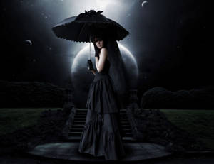 身穿黑色長裙的女性在夜晚發光的月亮下撐著黑色雨傘。 — 哥德式動圖 壁紙