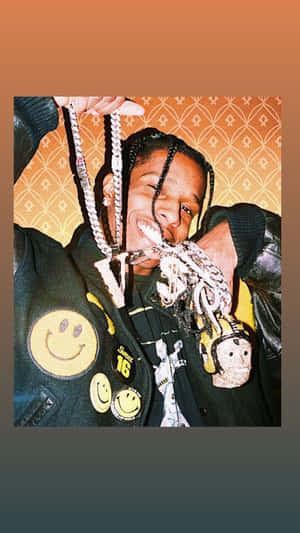 身穿帶笑臉補丁夾克的年輕男子手持金鏈條和吊墜。 — ASAP Rocky 壁紙
