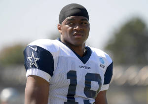 達拉斯牛仔隊足球員身穿10號球衣在陽光明媚的球場上。 — NFL 美式足球 壁紙