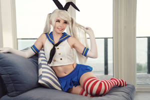 金髮cosplayer穿著水手服搭配兔耳，在窗邊沙發上休息。 — 蘿拉兔 壁紙