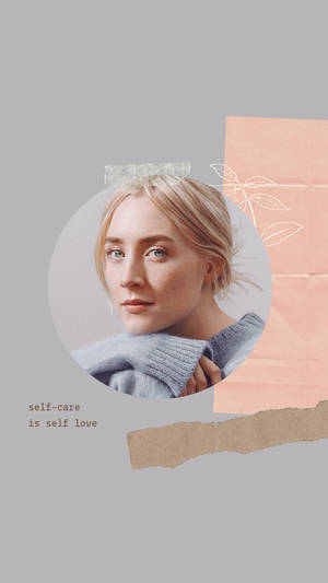 一位穿著藍色毛衣的女子，背景是拼貼畫，上面有文字 self care is self love。 — 瑟夏·羅南 壁紙