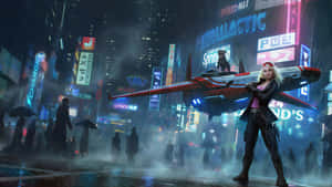 金髮女子在雨夜霓虹燈照亮的 cyberpunk 城市中手持未來風格的噴射機。 — 電馭叛客2077 壁紙