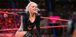 金髮女摔角手穿著黑色皮衣在摔角台上微笑。 — WWE GIF 壁紙