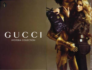 Gucci Hysteria Collection 廣告， featuring 模特兒與盔甲人物拿著紫色手袋。