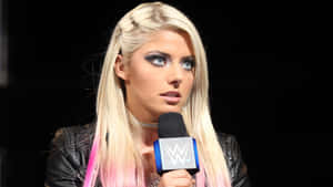 WWE摔角手在訪問中手持麥克風 — WWE GIF 壁紙