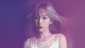 一位金髮紅唇的女性，身穿白色花卉上衣，在紫色背景前。 — 태연 壁紙