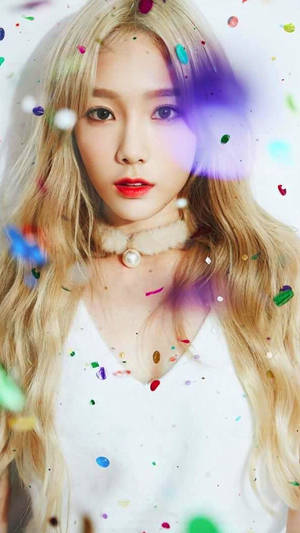 一位金髮紅唇的女性被色彩繽紛的紙屑包圍。 — 태연 壁紙