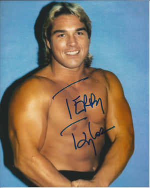 赤膊肌肉摔角手 Terry Taylor 在藍色背景前微笑，胸前有簽名。 — 模特兒 壁紙