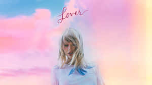 金髮藍色髮梢的女性，粉彩天空背景，帶有「Lover」文字。 — 美學音樂 壁紙