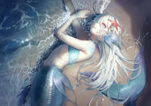 銀色頭髮、戴著海星髮夾的動漫美人魚在海灘上休息，伴隨著海浪。 — 芭比美人魚 壁紙