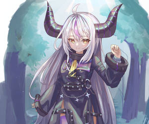 在神秘森林中穿著深色盔甲的銀髮紫角動漫女孩。 — 惡魔角 壁紙