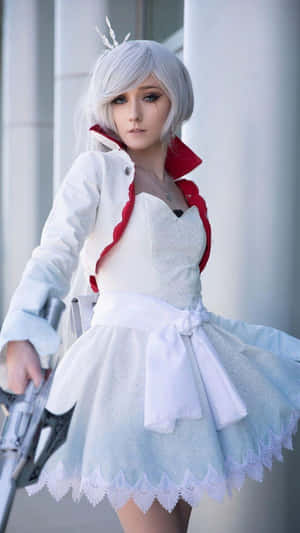 身穿白色蕾絲連衣裙的Cosplayer，銀髮紅領，手持劍。 — 動漫風格 壁紙
