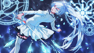 銀髮動漫女孩揮舞發光的劍，被魔法藍色符文和水晶包圍。 — Rwby 壁紙