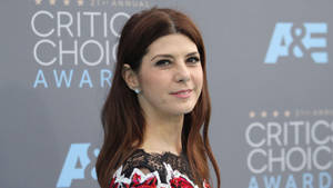 穿著蕾絲裙的女性在 Critics Choice Awards 微笑。 — 女演員 壁紙