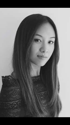 長髮女性穿著蕾絲上衣的黑白肖像。 — 魯夫微笑 壁紙