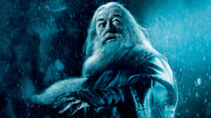 一位長著白色長鬍鬚的巫師在藍光下站在暴風雪中。 — 霍格華茲 GIF 壁紙