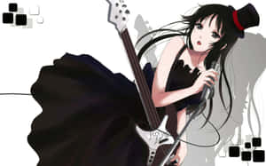 動漫女孩穿著黑色連衣裙和高帽，對著麥克風唱歌，同時拿著低音吉他。 — 日本動漫 壁紙