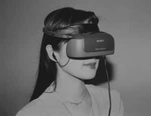 女性戴著復古Sony VR頭戴式裝置和耳機的黑白照片。 — 動畫女孩 壁紙