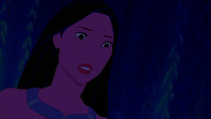 一位在夜間黑暗叢林中驚慌的動漫女子。 — Pocahontas 壁紙