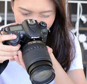 年輕女性手持Nikon DSLR相機進行攝影 — Tumblr 花朵 壁紙
