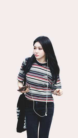 穿著條紋襯衫和牛仔褲的年輕女性戴著耳機聽音樂。 — 청하 壁紙