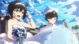 動漫新娘和新郎在陽光普照的天空下穿著婚禮服飾，伴隨著雲朵。 — 1920x1080 壁紙