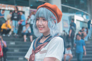藍髮橙色貝雷帽的動漫女孩在城市廣場微笑。 — 慶祝 壁紙