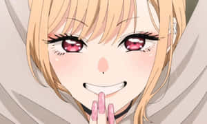 金髮粉紅眼的動漫女孩微笑，手指靠近嘴唇。 — 可愛動漫女孩 壁紙