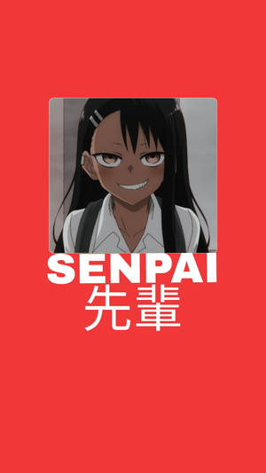 戴眼鏡的動漫女孩在紅色背景上微笑，帶有'SENPAI'文字 — 火影忍者標誌 壁紙