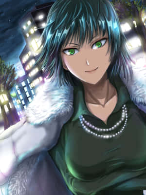 青綠色頭髮的動漫女孩穿著毛領外套和珍珠項鍊，在夜晚的霓虹城市中微笑。 — Kindle 壁紙