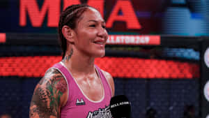 有刺青的女性MMA選手在八角籠中的Bellator訪問中微笑。 — 終極格鬥冠軍賽 壁紙