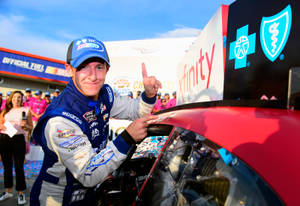 NASCAR車手在賽道上用五彩紙屑慶祝勝利 — 極限運動 壁紙