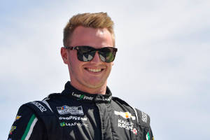 身穿賽車服的NASCAR車手戴著太陽眼鏡微笑 — 人物 壁紙