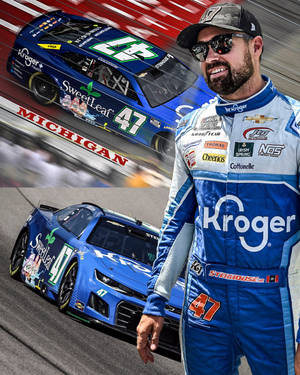 NASCAR車手身穿藍色賽車服，站在密西根賽道上他的藍色#47賽車旁。 — 高清汽車 壁紙