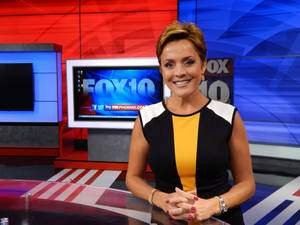 女性新聞主播在FOX 10攝影棚中微笑。 — 福斯新聞 壁紙