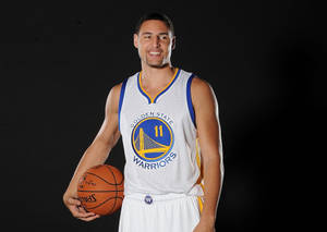 金州勇士隊籃球運動員在攝影棚中手持 Spalding 籃球。 — 金州勇士 壁紙