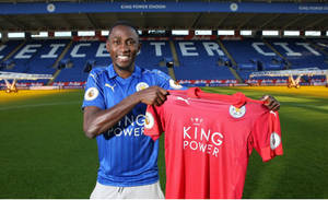 足球員在皇權球場手持紅色和藍色萊斯特城球衣。 — 運動 壁紙